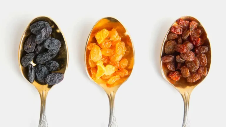 🌟 Sweet Treasures of Nature: The Nutritional Magic of Black and White Kishmish (Raisins)